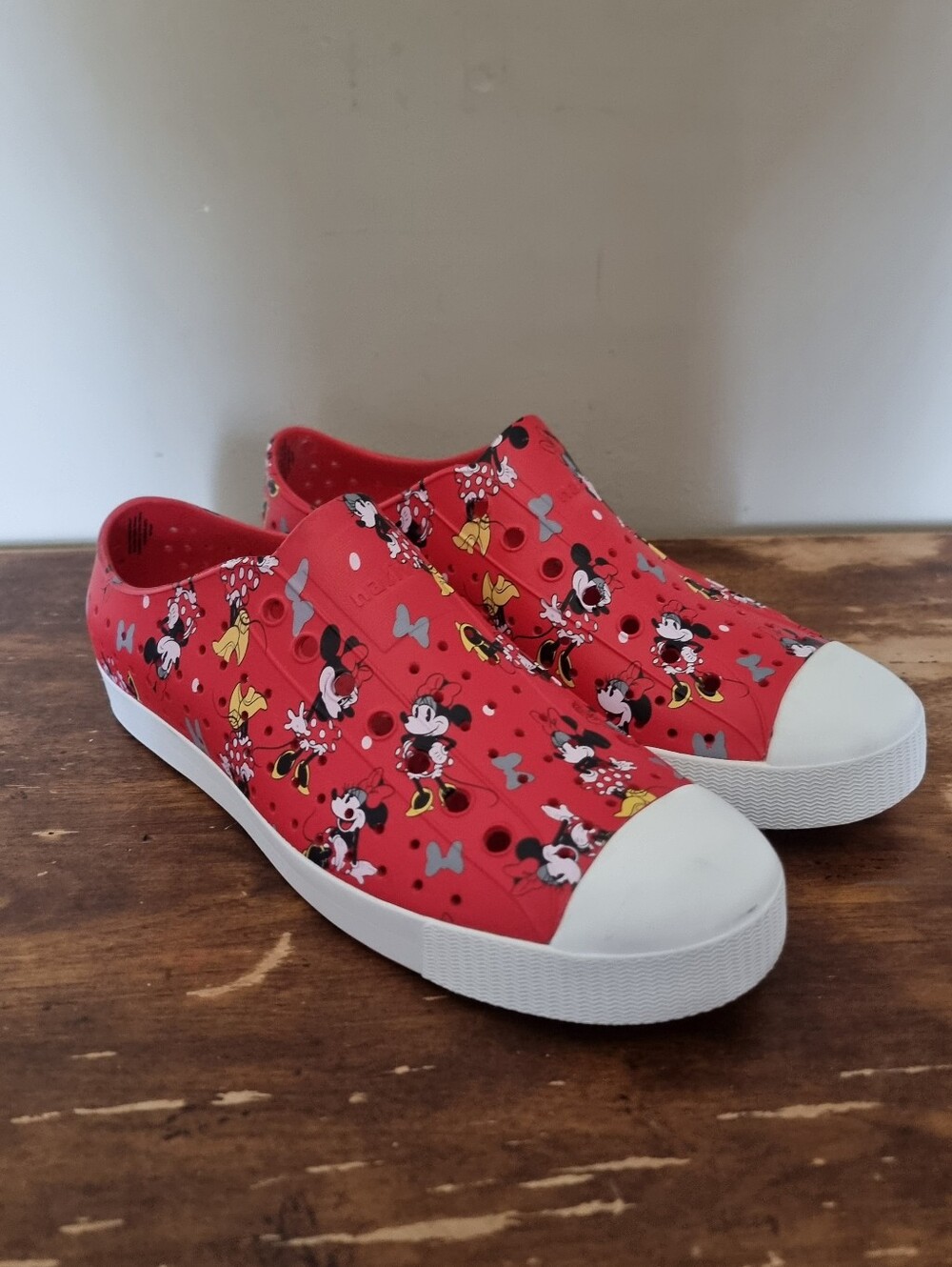 Native Jefferson Lightweight Red Mens Slip-On Sneakers Sz 10 DisneyMinnie Mouse